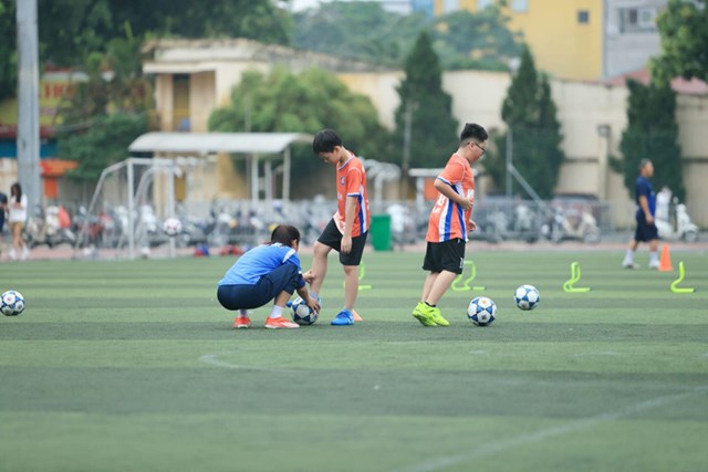 C&aacute;c cầu thủ nh&iacute; được thầy c&ocirc; tận t&igrave;nh hướng dẫn&nbsp;&nbsp;