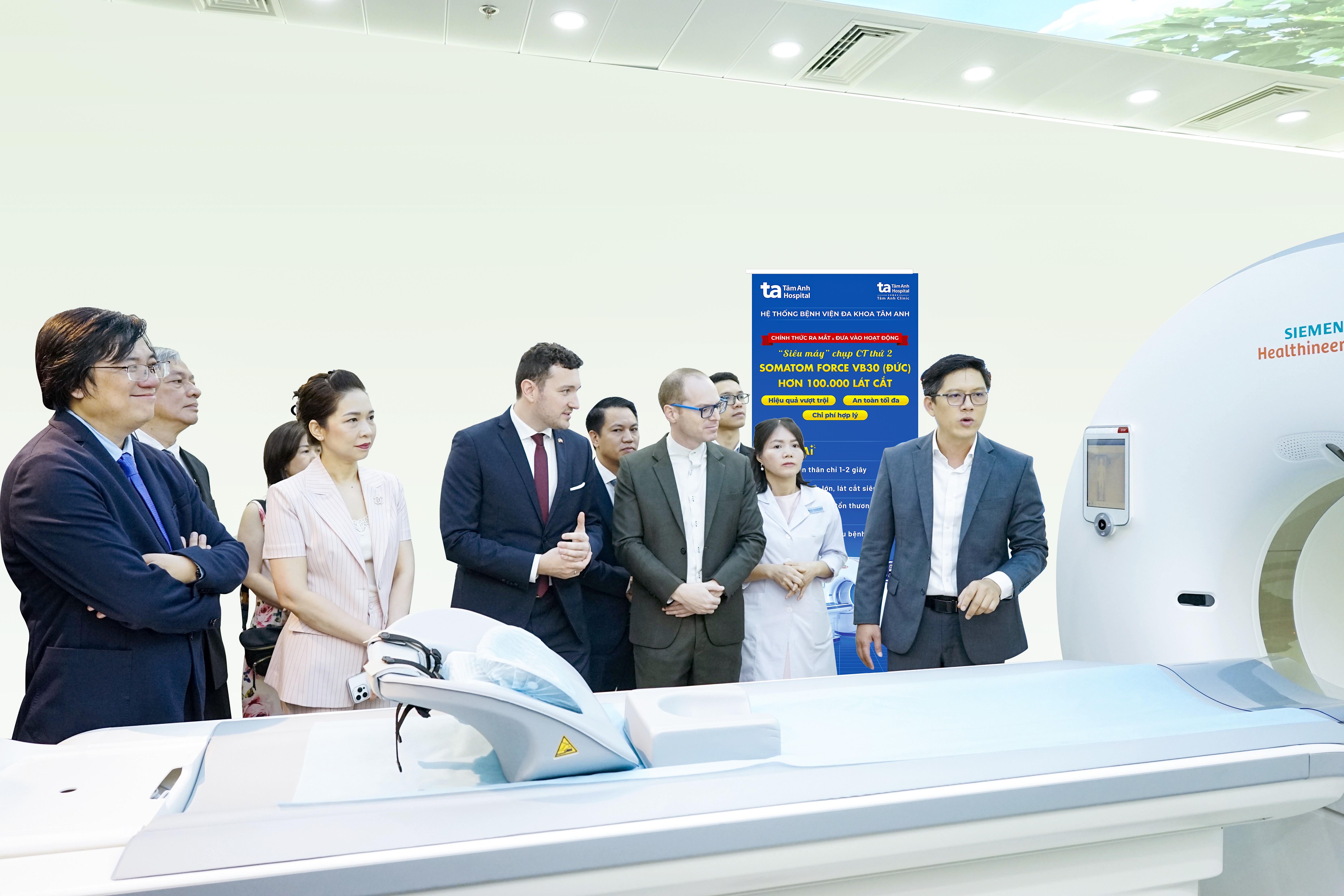Đại diện L&atilde;nh sự qu&aacute;n Đức v&agrave; quan kh&aacute;ch nghe giới thiệu về m&aacute;y CT hơn 100.000 l&aacute;t cắt tại Bệnh viện T&acirc;m Anh. Ảnh: Bệnh viện Đa khoa T&acirc;m Anh.&nbsp;