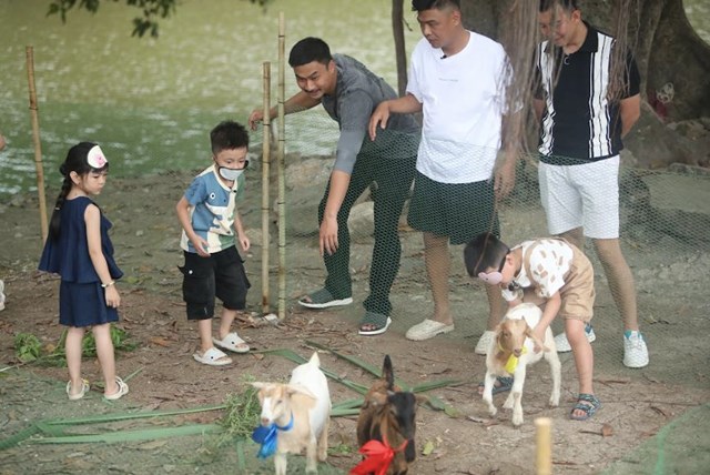 Bố ơi mình đi đâu thế? 2025 - tập 8: Cười “vỡ bụng” cảnh Duy Hưng, Trung Ruồi, Neko Lê hào hứng bịt mắt bắt dê nhưng lại vồ phải nhau - Ảnh 3