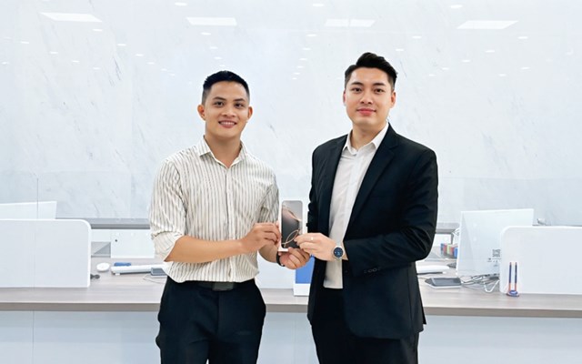 Anh Bạch Trọng Ho&agrave;ng, kh&aacute;ch h&agrave;ng tr&uacute;ng thưởng iPhone 16 Pro Max tại VIB Cộng H&ograve;a