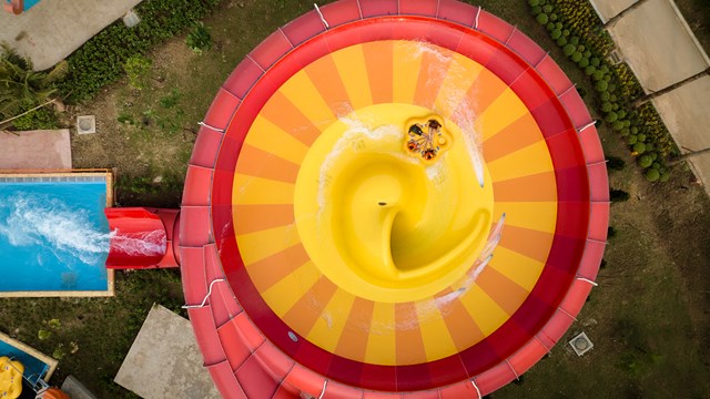 Đi v&agrave;o vận h&agrave;nh từ m&ugrave;a h&egrave; n&agrave;y, C&ocirc;ng vi&ecirc;n nước Sun World Ha Nam đ&atilde; g&oacute;p phần gi&uacute;p H&agrave; Nam (hiện l&agrave; Ninh B&igrave;nh mới) trở th&agrave;nh t&acirc;m điểm giải tr&iacute; hấp dẫn bậc nhất khu vực &nbsp;