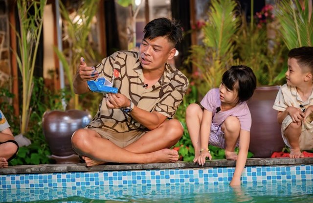 Bố ơi mình đi đâu thế? 2025 - tập 8: Cười “vỡ bụng” cảnh Duy Hưng, Trung Ruồi, Neko Lê hào hứng bịt mắt bắt dê nhưng lại vồ phải nhau - Ảnh 4