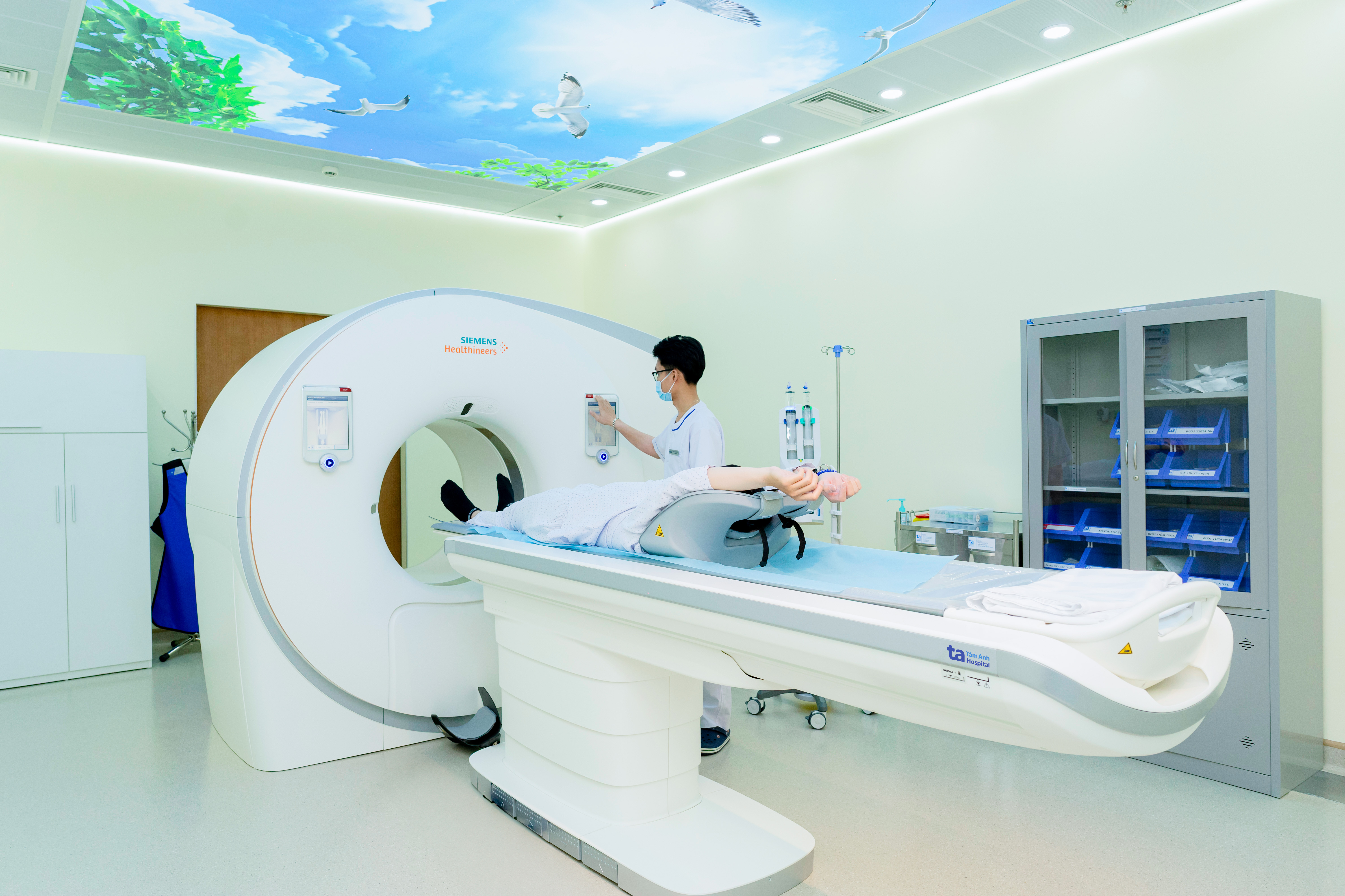 Người bệnh được chẩn đo&aacute;n bằng &ldquo;si&ecirc;u m&aacute;y&rdquo; CT hơn 100.000 l&aacute;t cắt hiện đại trong ng&agrave;y đầu vận h&agrave;nh. Ảnh: Bệnh viện Đa khoa T&acirc;m Anh