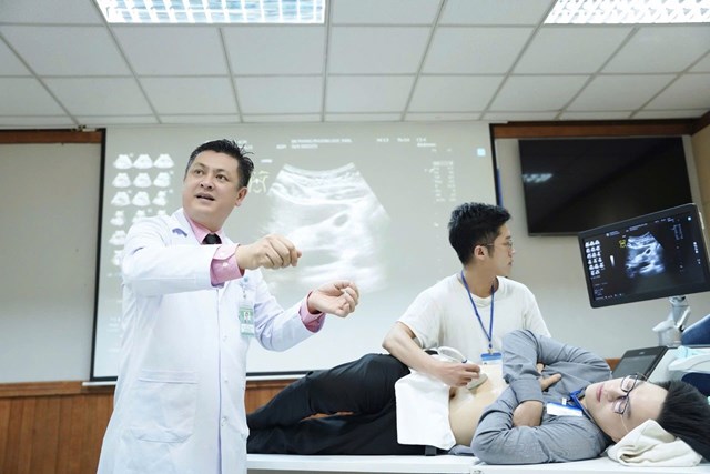 BS Nguyễn Quang Th&aacute;i Dương đang đ&agrave;o tạo cho học vi&ecirc;n