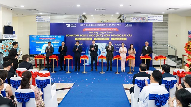 Đại diện L&atilde;nh sự qu&aacute;n Đức v&agrave; Ban l&atilde;nh đạo Bệnh viện Đa khoa T&acirc;m Anh cắt băng tại Lễ c&ocirc;ng bố vận h&agrave;nh m&aacute;y chụp CT Somatom Force VB30. Ảnh: Bệnh viện Đa khoa T&acirc;m Anh.