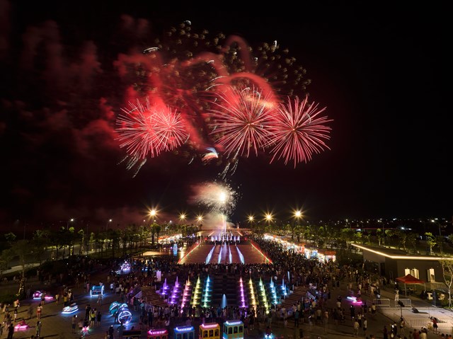 Những m&agrave;n tr&igrave;nh diễn ph&aacute;o hoa tầm cao rực rỡ thắp s&aacute;ng bầu trời đ&ecirc;m tại Sun Urban City &nbsp;