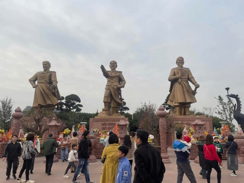 Nghi lễ khai ấn Đức Thánh Trần được tổ chức trang nghiêm theo đúng nghi thức truyền thống. Nghi lễ khai ấn Đức Thánh Trần được tổ chức trang nghiêm theo đúng nghi thức truyền thống.