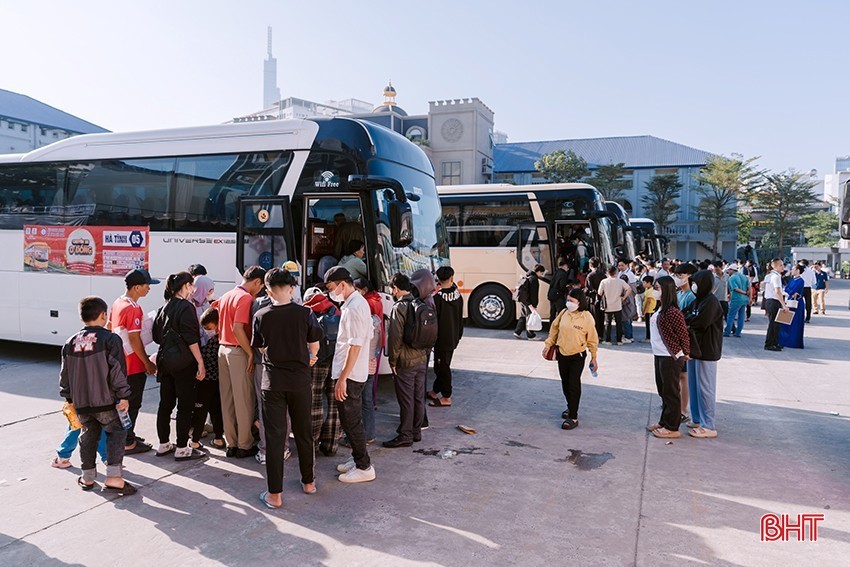 Chương trình “Chuyến xe 0 đồng” là hoạt động thường niên do Hội Doanh nghiệp Hà Tĩnh phía Nam tổ chức nhằm tạo điều kiện cho sinh viên, công nhân hoàn cảnh đặc biệt khó khăn đang học tập và làm việc tại các tỉnh phía Nam trở về quê hương đón Tết, đoàn tụ 