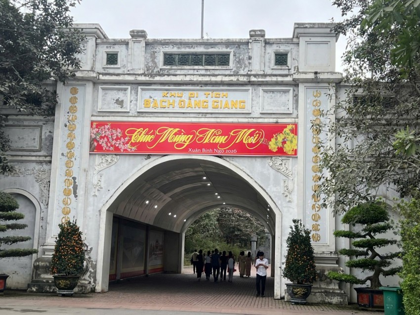 Người dân và du khách thập phương về Khu Di tích lịch sử Quốc gia Bạch Đằng Giang dự Lễ khai ấn Đức Thánh Trần năm 2026. Người dân và du khách thập phương về Khu Di tích lịch sử Quốc gia Bạch Đằng Giang dự Lễ khai ấn Đức Thánh Trần năm 2026.