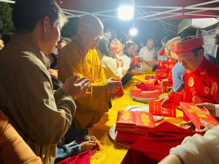 Người dân, du khách xếp hàng trật tự chờ nhận ấn Đức Thánh Trần trong không khí thành kính đầu xuân. Người dân, du khách xếp hàng trật tự chờ nhận ấn Đức Thánh Trần trong không khí thành kính đầu xuân.