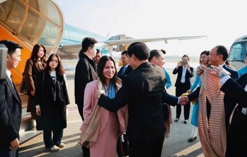 Lãnh đạo các Sở, ban, ngành đón tiếp những hành khách đầu tiên đến Cảng HKQT Vinh. Lãnh đạo các Sở, ban, ngành đón tiếp những hành khách đầu tiên đến Cảng HKQT Vinh.