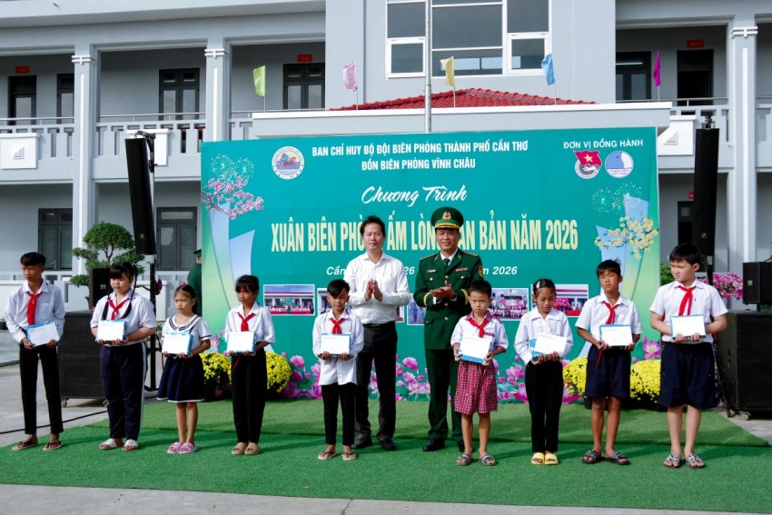 Xuân Biên phòng ấm lòng dân bản tại phường Vĩnh Châu, TP Cần Thơ