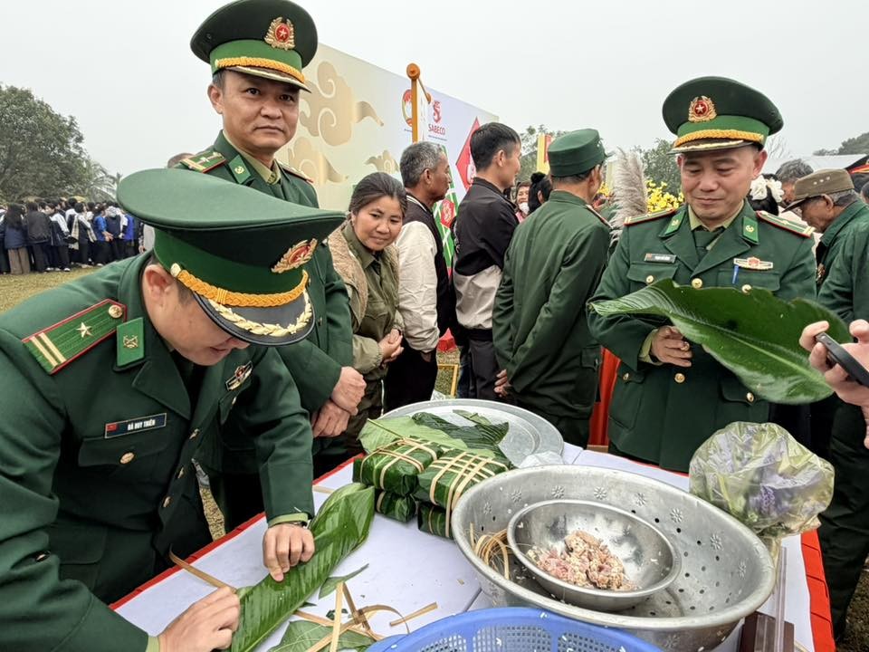 Thi gói bánh chưng tại chương trình.