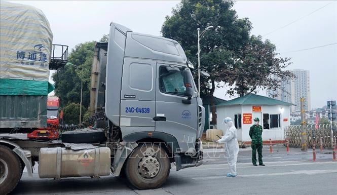 Hơn 800 tấn hàng được xuất qua cửa khẩu Lào Cai