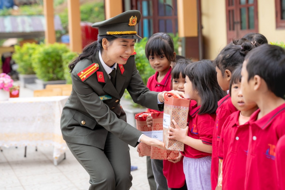 Những gói quà chuẩn bị kỹ càng được trao tận tay các em vùng cao.