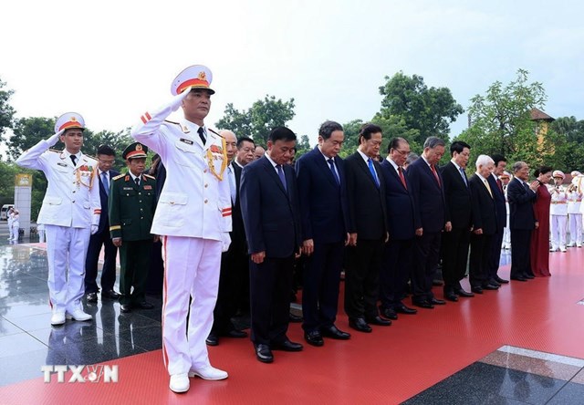 L&atilde;nh đạo Đảng, Nh&agrave; nước đến đặt v&ograve;ng hoa tại Đ&agrave;i tưởng niệm c&aacute;c Anh h&ugrave;ng liệt sỹ. (Ảnh: Tuấn Anh/TTXVN)