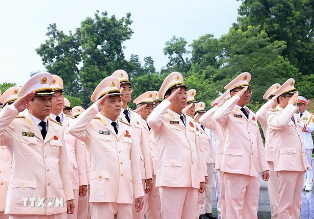 Đo&agrave;n đại biểu Đảng uỷ C&ocirc;ng an Trung ương - Bộ C&ocirc;ng an tưởng niệm c&aacute;c Anh h&ugrave;ng liệt sỹ. (Ảnh: Tuấn Anh/TTXVN)