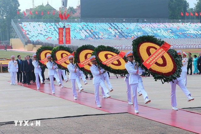 L&atilde;nh đạo Đảng, Nh&agrave; nước đến đặt v&ograve;ng hoa v&agrave; v&agrave;o Lăng viếng Chủ tịch Hồ Ch&iacute; Minh. (Ảnh: An Đăng/TTXVN)