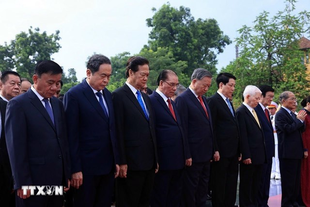 L&atilde;nh đạo Đảng, Nh&agrave; nước đến đặt v&ograve;ng hoa tại Đ&agrave;i tưởng niệm c&aacute;c Anh h&ugrave;ng liệt sỹ. (Ảnh: Tuấn Anh/TTXVN)