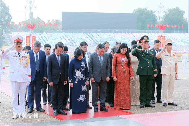 Đo&agrave;n đại biểu Th&agrave;nh ủy, Hội đồng Nh&acirc;n d&acirc;n, Ủy ban Nh&acirc;n d&acirc;n, Ủy ban Mặt trận Tổ quốc Việt Nam th&agrave;nh phố H&agrave; Nội tưởng niệm Chủ tịch Hồ Ch&iacute; Minh. (Ảnh: An Đăng/ TTXVN)