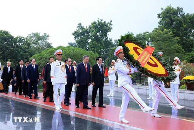 L&atilde;nh đạo Đảng, Nh&agrave; nước đến đặt v&ograve;ng hoa tại Đ&agrave;i tưởng niệm c&aacute;c Anh h&ugrave;ng liệt sỹ. (Ảnh: Tuấn Anh/TTXVN)