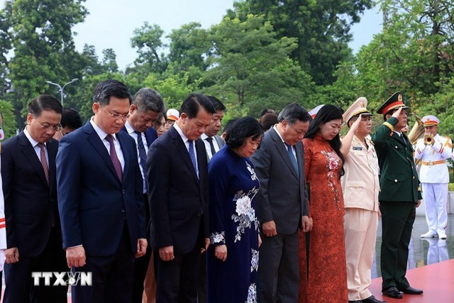 Đo&agrave;n Đại biểu Th&agrave;nh ủy Ủy ban Nh&acirc;n d&acirc;n, Hội đồng Nh&acirc;n d&acirc;n, Ủy ban Mặt trận Tổ quốc Việt Nam Th&agrave;nh phố H&agrave; Nội tưởng niệm c&aacute;c Anh h&ugrave;ng liệt sỹ. (Ảnh: Tuấn Anh/TTXVN)