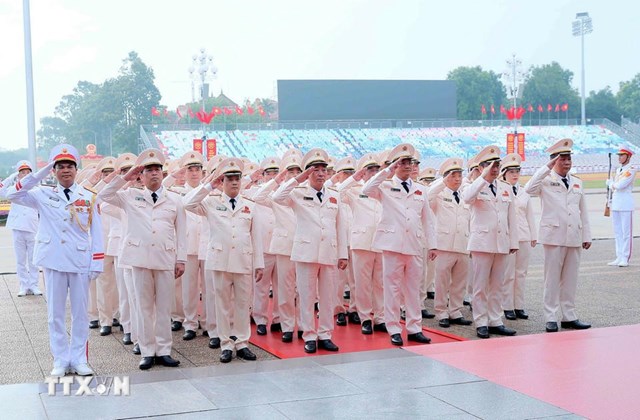 Đo&agrave;n đại biểu Đảng ủy C&ocirc;ng an Trung ương - Bộ C&ocirc;ng an tưởng niệm Chủ tịch Hồ Ch&iacute; Minh. (Ảnh: An Đăng/TTXVN)