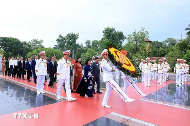 Đo&agrave;n Đại biểu Th&agrave;nh ủy Ủy ban Nh&acirc;n d&acirc;n, Hội đồng Nh&acirc;n d&acirc;n, Ủy ban Mặt trận Tổ quốc Việt Nam Th&agrave;nh phố H&agrave; Nội đến đặt v&ograve;ng hoa tại Đ&agrave;i tưởng niệm c&aacute;c Anh h&ugrave;ng liệt sỹ. (Ảnh: Tuấn Anh/TTXVN)