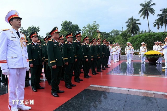 Đo&agrave;n đại biểu Qu&acirc;n ủy Trung ương - Bộ Quốc ph&ograve;ng tưởng niệm c&aacute;c Anh h&ugrave;ng liệt sỹ. (Ảnh: Tuấn Anh/TTXVN)