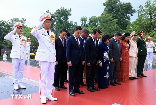 Đo&agrave;n Đại biểu Th&agrave;nh ủy Ủy ban Nh&acirc;n d&acirc;n, Hội đồng Nh&acirc;n d&acirc;n, Ủy ban Mặt trận Tổ quốc Việt Nam Th&agrave;nh phố H&agrave; Nội tưởng niệm c&aacute;c Anh h&ugrave;ng liệt sỹ. (Ảnh: Tuấn Anh/TTXVN)