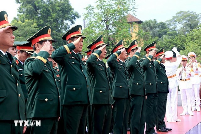Đo&agrave;n đại biểu Qu&acirc;n ủy Trung ương - Bộ Quốc ph&ograve;ng tưởng niệm c&aacute;c Anh h&ugrave;ng liệt sỹ. (Ảnh: Tuấn Anh/TTXVN)