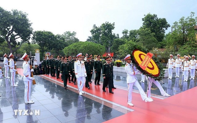 Đo&agrave;n đại biểu Qu&acirc;n ủy Trung ương - Bộ Quốc ph&ograve;ng đến đặt v&ograve;ng hoa tại Đ&agrave;i tưởng niệm c&aacute;c Anh h&ugrave;ng liệt sỹ. (Ảnh: Tuấn Anh/TTXVN)