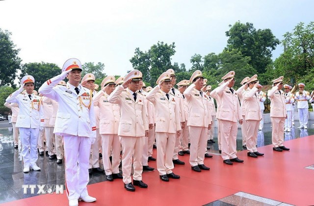 Đo&agrave;n đại biểu Đảng uỷ C&ocirc;ng an Trung ương - Bộ C&ocirc;ng an tưởng niệm c&aacute;c Anh h&ugrave;ng liệt sỹ. (Ảnh: Tuấn Anh/TTXVN)
