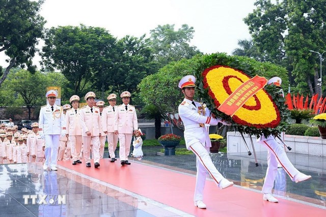 Đo&agrave;n đại biểu Đảng ủy C&ocirc;ng an Trung ương - Bộ C&ocirc;ng an đến đặt v&ograve;ng hoa tại Đ&agrave;i tưởng niệm c&aacute;c Anh h&ugrave;ng liệt sỹ. (Ảnh: Tuấn Anh/TTXVN)