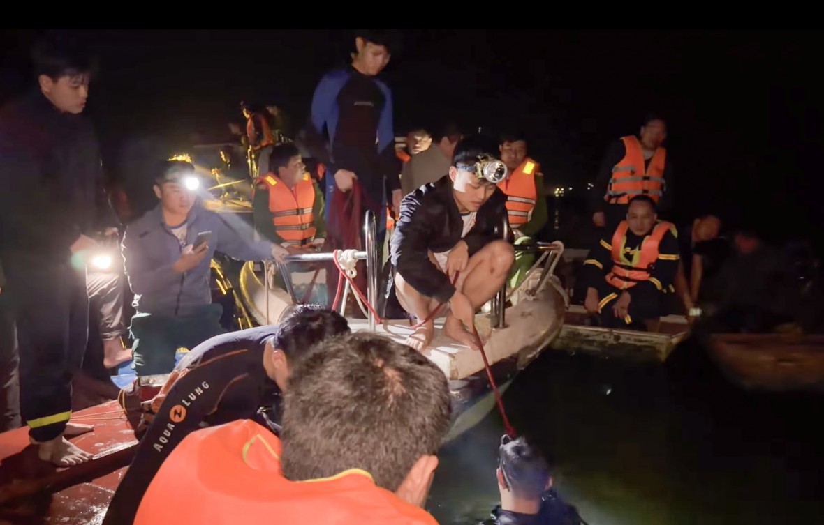 Lật tàu trên hồ Thác Bà, 17 người được cứu, 6 người mất tích