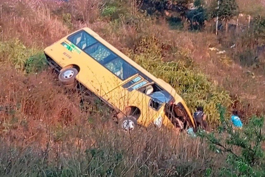 Xe khách lao xuống sườn đồi ở Lào Cai, nhiều người may mắn thoát chết