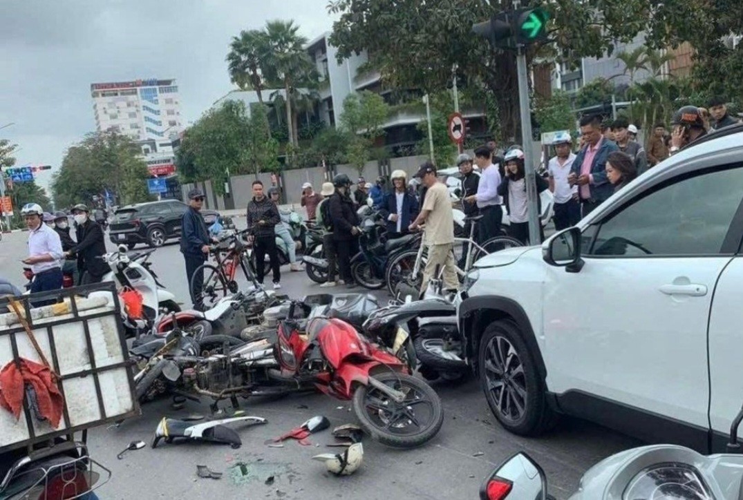 Ô tô tông 12 xe máy dừng đèn đỏ ở Hải Phòng, nhiều người bị thương Ô tô tông 12 xe máy dừng đèn đỏ ở Hải Phòng, nhiều người bị thương