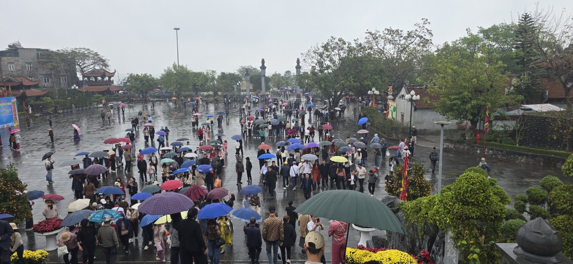 Du khách nườm nượp về Đền Cửa Ông cầu an đầu năm Bính Ngọ 2026