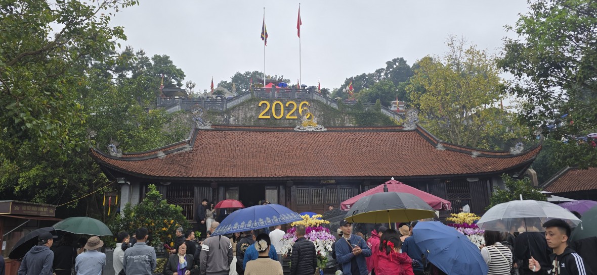 Du khách nườm nượp về Đền Cửa Ông cầu an đầu năm Bính Ngọ 2026