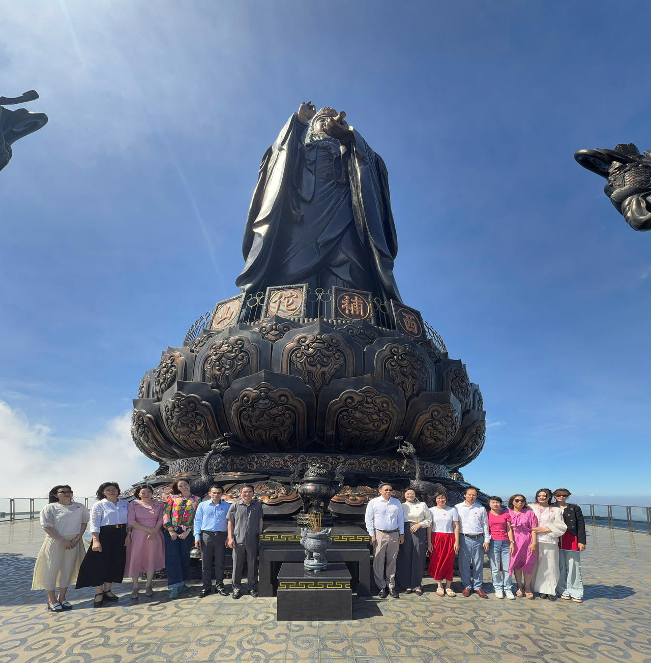 Đo&agrave;n chụp ảnh lưu niệm tại N&uacute;i B&agrave; Đen.