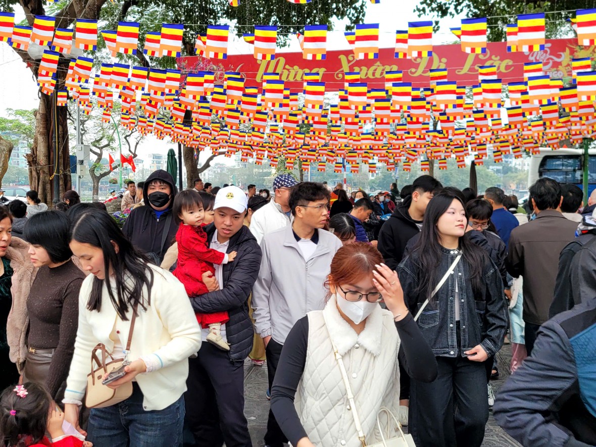 Dòng người thành kính lễ chùa Trấn Quốc mùng 2 Tết cầu bình an, may mắn