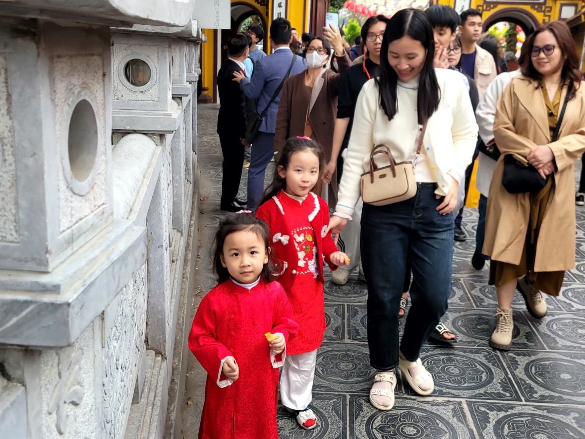 Dòng người thành kính lễ chùa Trấn Quốc mùng 2 Tết cầu bình an, may mắn