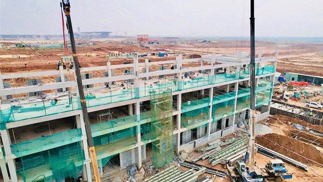 Nh&agrave; thầu tăng tốc thi c&ocirc;ng nhờ thời tiết thuận lợi sau m&ugrave;a mưa.