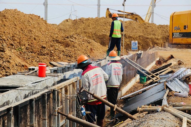 H&agrave;ng trăm phương tiện, thiết bị v&agrave; nh&acirc;n lực được huy động tối đa tr&ecirc;n c&ocirc;ng trường.