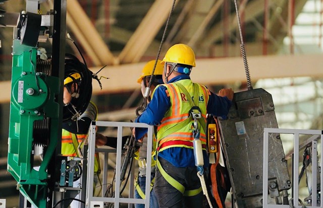 10 ng&agrave;y trước chuyến bay kỹ thuật đầu ti&ecirc;n, c&ocirc;ng trường Long Th&agrave;nh hoạt động kh&ocirc;ng ngưng nghỉ ng&agrave;y đ&ecirc;m.
