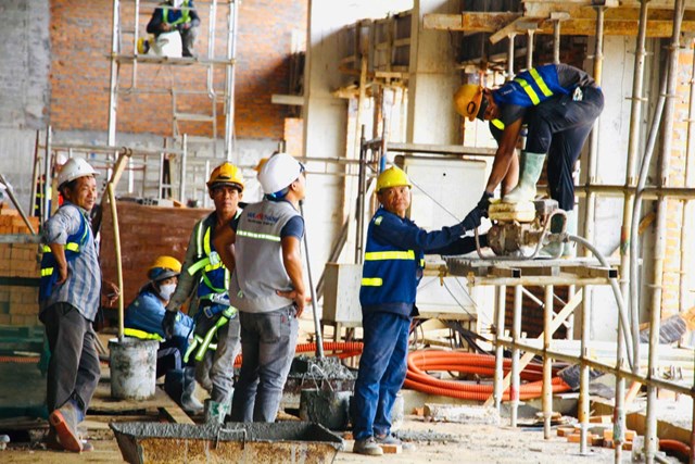 C&ocirc;ng nh&acirc;n được chăm lo sinh hoạt để đảm bảo tăng tốc thi c&ocirc;ng, nhiều ng&agrave;y l&agrave;m việc đến 10-11 giờ đ&ecirc;m.