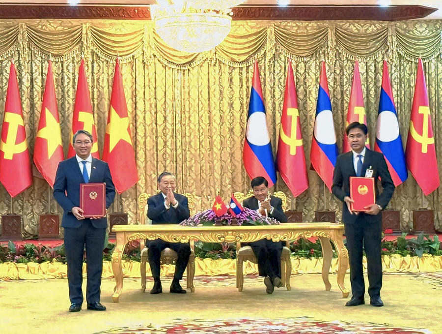 Trước sự chứng kiến của hai đồng chí Tổng Bí thư, Bộ trưởng Bộ Tư pháp Việt Nam Nguyễn Hải Ninh và Bộ trưởng Bộ Tư pháp Lào Phây-vy Sỉ-bua-lị- pha đã trao Chương trình hợp tác giữa hai Bộ Tư pháp năm 2026. Trước sự chứng kiến của hai đồng chí Tổng Bí thư, Bộ trưởng Bộ Tư pháp Việt Nam Nguyễn Hải Ninh và Bộ trưởng Bộ Tư pháp Lào Phây-vy Sỉ-bua-lị- pha đã trao Chương trình hợp tác giữa hai Bộ Tư pháp năm 2026.