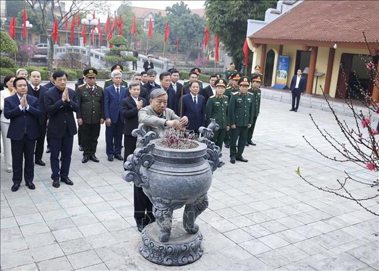 Tổng Bí thư Tô Lâm dâng hương tưởng niệm các đồng chí lãnh đạo tiền bối- Ảnh 7.