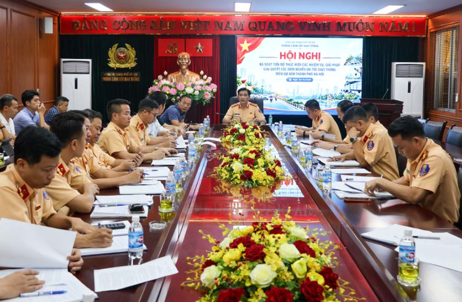 Đại tá Trần Đình Nghĩa - Trưởng phòng CSGT Công an TP Hà Nội - chủ trì hội nghị. Ảnh: Tiến Ngô
