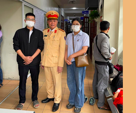 Gia đình cháu bé chụp ảnh cùng cán bộ CSGT. Gia đình cháu bé chụp ảnh cùng cán bộ CSGT.